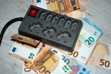 Banknotlu soketler, artan elektrik maliyetleri için sembolik imaj