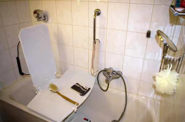残疾人使用浴缸的浴池升降 — 图库照片