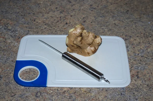 Ginger Żarówka Małym Nożem Krojenia Białej Desce Tnącej — Zdjęcie stockowe