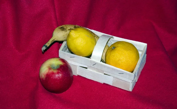 Καλάθι Μήλο Μπανάνα Πορτοκάλι Λεμόνι Κόκκινο Φόντο — Φωτογραφία Αρχείου