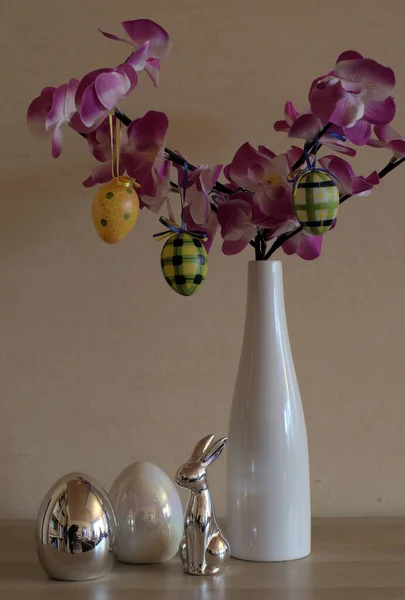 Florero Con Ramo Flores Decorado Con Huevos Pascua Junto Conejo — Foto de Stock