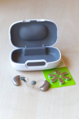 İşitme kaybına, işitme cihazlarına, pillere ve tabutlara yardımcı olur.