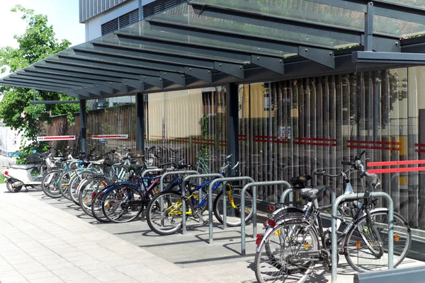 Apoio Mudança Para Bicicletas Transportes Públicos Bicicletas Estacionadas Num Abrigo — Fotografia de Stock