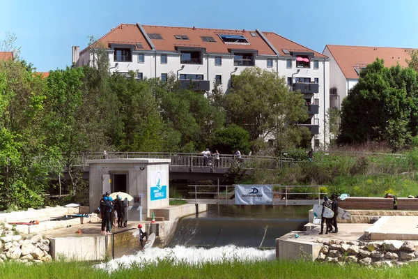 Nuremberg, Almanya, Bavyera: Dauerwelle Nrnberg. Şehirde sörf. Sörfçüler Nuremberg 'de sabit bir dalga üzerinde