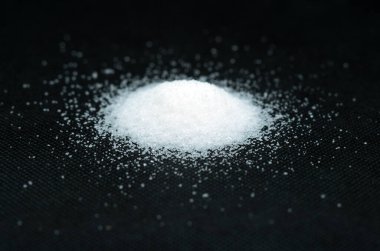 Siyah arka planda kesilmiş küçük bir şeker yığını