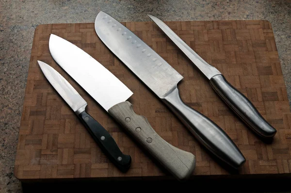 Ассортимент Различных Кухонных Ножей Разделочной Доске — стоковое фото
