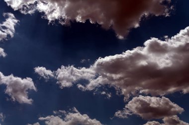 Gri ve beyaz dramatik bulut oluşumu çelik mavi gökyüzüne karşı 