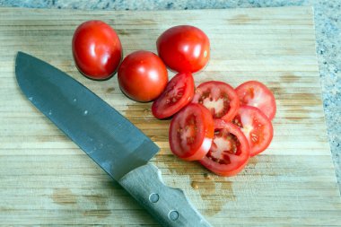 Tahtada bıçakla dilimlenmiş domatesler