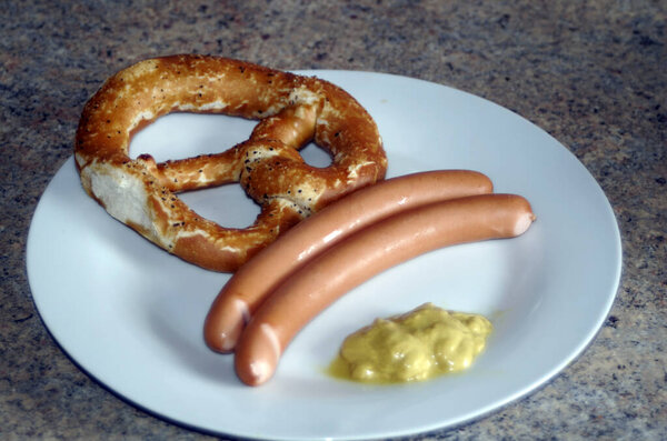 Традиционный фаст-фуд: типичные немецкие закуски. Колбаса с крендельком и горчицей