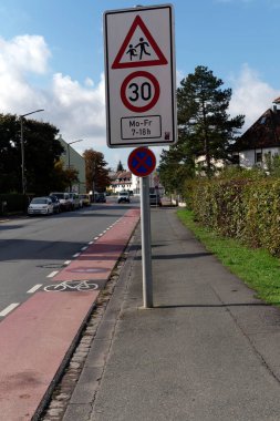 Şehirdeki trafik değişimi, trafik durgunluğu: hız 30 ile işaretle, işaretli bir bisiklet yolunun yanındaki sokakta oyna