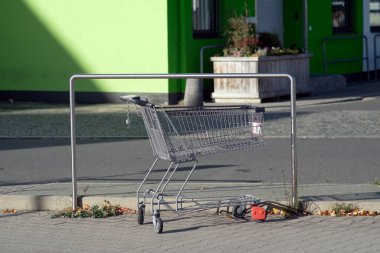 Sembol resmi, süpermarketten alışveriş, pahalı: boş, tek alışveriş arabası