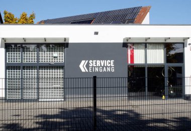 Sembolik resim: servis: servis bölümüne girişte uyarı.