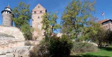 Nuremberg, Bavyera, Almanya 17. Ekim 2022: Şehir manzarası, bina, Sinwellturm ile İmparatorluk Kalesi