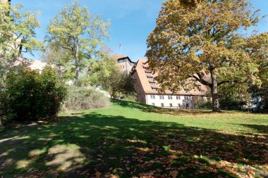 Nuremberg, Bavyera, Almanya 17. Ekim 2022: Şehir manzarası, bina, İmparatorluk Kalesi Kaiserstallungen 'in bir parçası, şimdi bir gençlik yurdu.