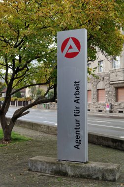 Sembol imaj ekonomisi: istihdam bürosu, logo, işsizlik: Alman iş ve metin kurumlarının sembolü olan stel: İstihdam Dairesi