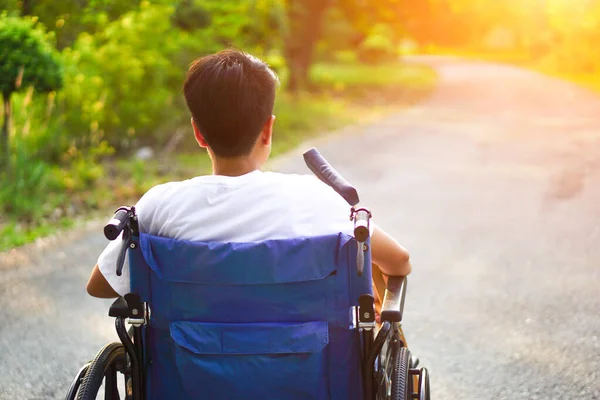 Pazienti Disabili Seduti Una Sedia Rotelle Guardando Avanti Con Speranza — Foto Stock