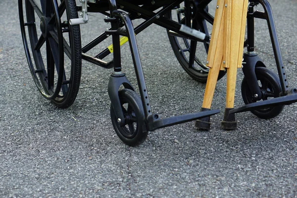 Die Krücken Lehnen Freien Oder Freien Den Rollstuhl Gesundheitswesen Und — Stockfoto