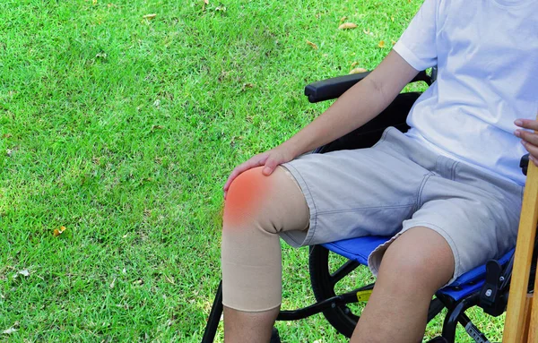 Patienten Mit Knieverletzungen Sitzen Rollstuhl Einem Park Oder Rasen Gesundheitswesen — Stockfoto