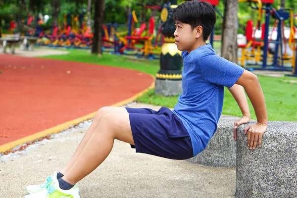Młody Mężczyzna Rozciąga Mięśnie Lub Rozgrzewa Się Przed Ćwiczeniami Pompek — Zdjęcie stockowe