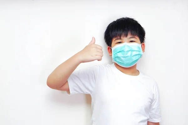 Азиатский Мальчик Медицинской Хирургической Маске Одетый Белую Футболку Показывающий Большой — стоковое фото