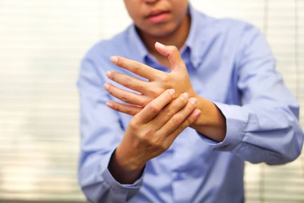 Asiatischer Geschäftsmann Mit Blauem Hemd Büro Schmerzen Der Linken Hand — Stockfoto