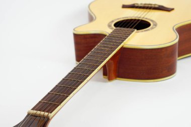 Kopyalama alanı ve seçici odaklı beyaz arkaplan üzerinde bir akustik gitar.