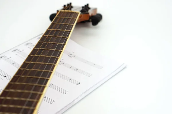 Beyaz Arka Planda Notaları Olan Akustik Gitar Boyunlu Aşk Müzik — Stok fotoğraf