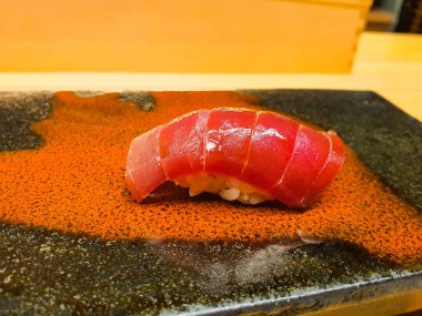 Masada sunulan Maguro Suşi 'nin Yakın Çekimi