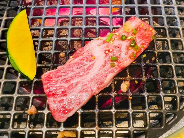 Yakiniku kömür ızgarası, yanmış kömür üzerinde çiğ et, Japon bacağı. 