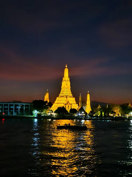 Bangkok Tayland 'daki Wat Arun Tapınağı. Wat Arun, Tayland 'ın en bilinen simgelerinden biridir.