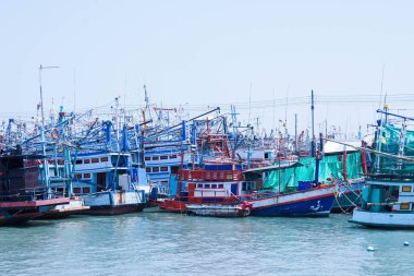 Deniz limanında bir sürü çip var.