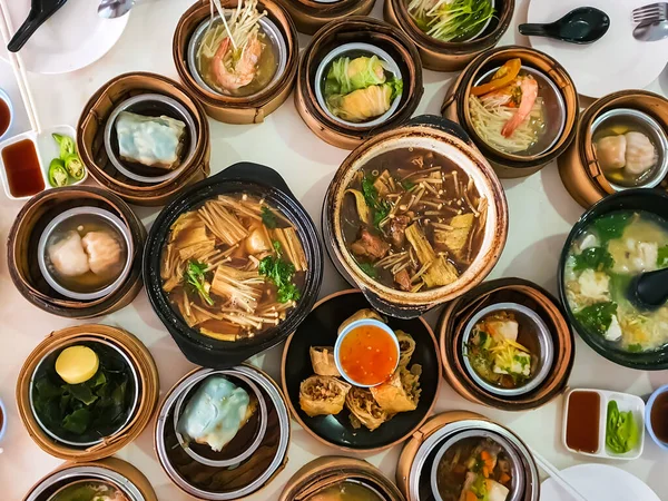 Bambu buharlı Çin Dim Sum 'u. Masada yeni servis edilen çeşitli aperatiflerle.