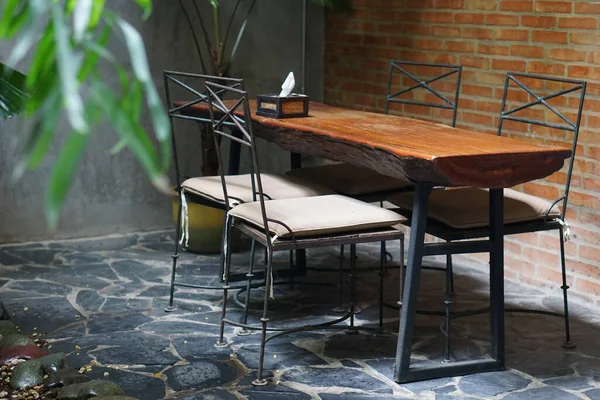 Arka bahçedeki klasik ahşap masa.