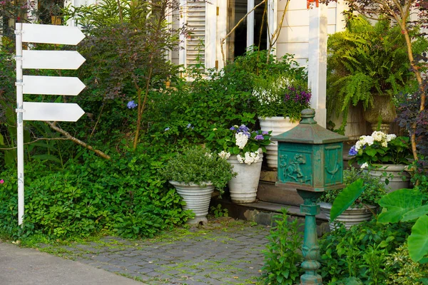 Bahçede yol tabelası olan küçük bir bahçe.