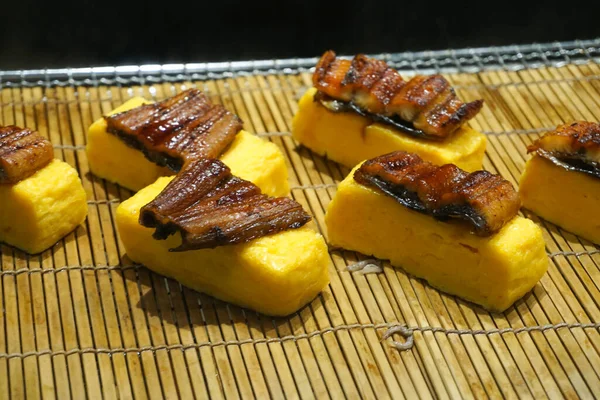 Izgara yılan balıklı Japon omleti.