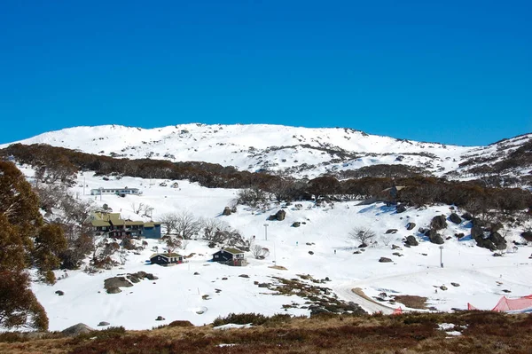 Karla kaplı dağlar ve binalar