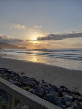 Sahilde gün doğumu