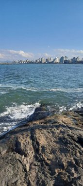 Deniz kıyısının güzel manzarası