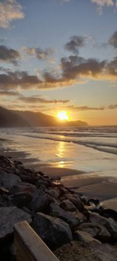 Denizin üzerinde güzel bir gün batımı