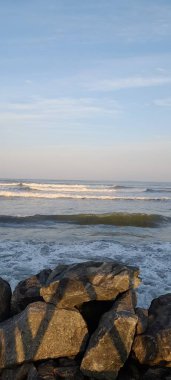 Deniz kıyısının güzel manzarası