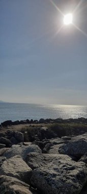 Denizin üzerinde güzel bir gün batımı