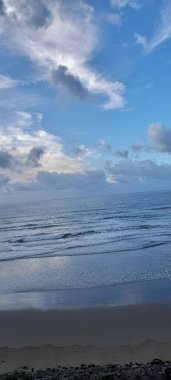 Güzel deniz manzarası ve kumsal.