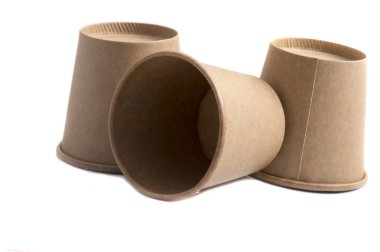 Kağıt sıcak kahve fincanı tek kullanımlık cam (kırpma yolu ile) beyaz arkaplanda izole,