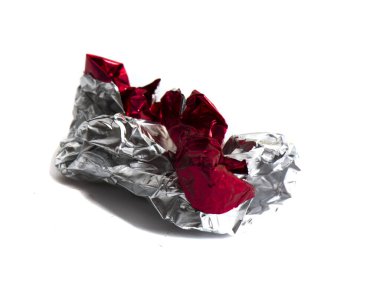 Beyaz arkaplan izolasyonunda buruşmuş alüminyum folyo topu