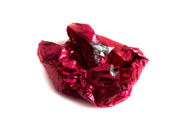 Beyaz arkaplan izolasyonunda buruşmuş alüminyum folyo topu