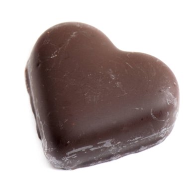 Beyaz arkaplan izolasyonunda buruşmuş alüminyum folyo topu.