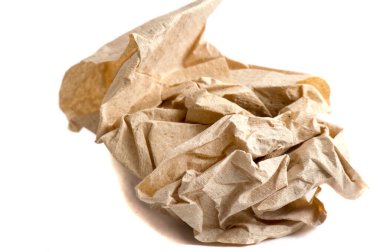 Kırışmış bir beyaz zemin üzerinde gri kağıt topu izole,