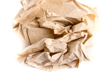 Kırışmış bir beyaz zemin üzerinde gri kağıt topu izole,