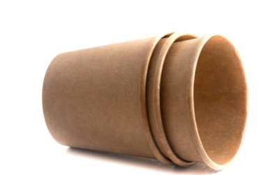 Kağıt sıcak kahve fincanı tek kullanımlık cam (kırpma yolu ile) beyaz arkaplanda izole,