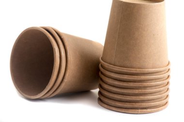 Kağıt sıcak kahve fincanı tek kullanımlık cam (kırpma yolu ile) beyaz arkaplanda izole,